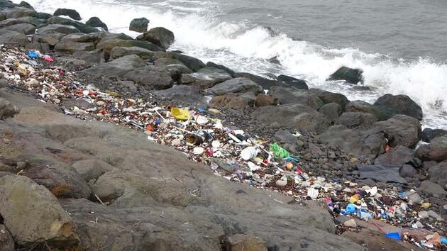 karadeniz'de dalgalar denize atılan çöpleri sahile getirdi