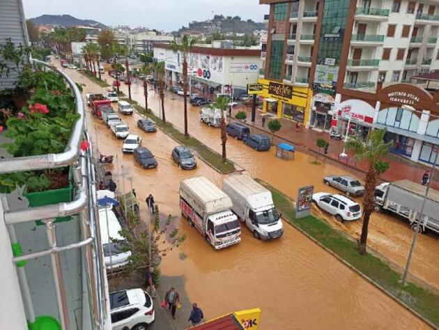 antalya'da şiddetli yağmur: 61,8 kilogram yağış düştü