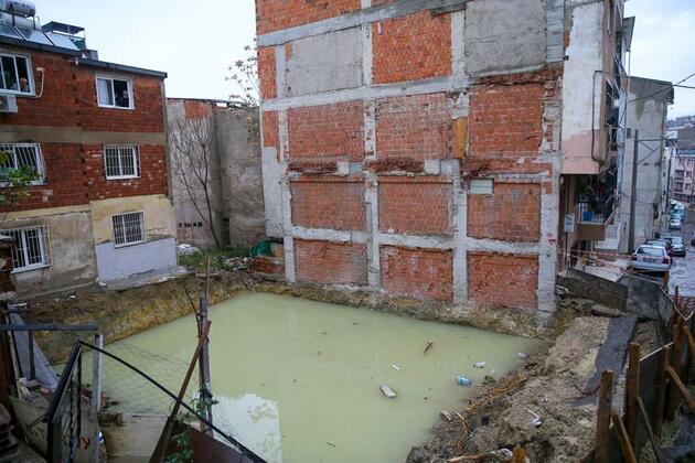 i̇zmir'de yağış nedeniyle kayma riski olan bina boşaltıldı