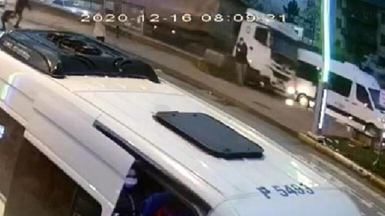 kamyonun servis araçlarına çarptığı an ve durağın güvenlik kamerasına yansıdığı an