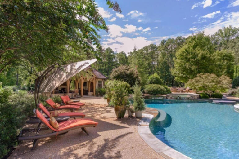 hollywood'un en zengin aktörü dwayne johnson, havuzdaki çiftlik evini zararına satıyor