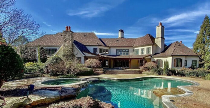 hollywood'un en zengin aktörü dwayne johnson, havuzdaki çiftlik evini zararına satıyor