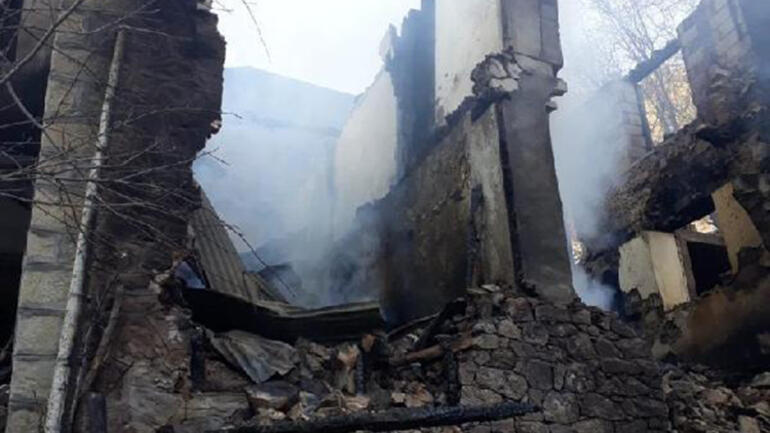 yusufeli'nde 4 katlı ev alevler yandı
