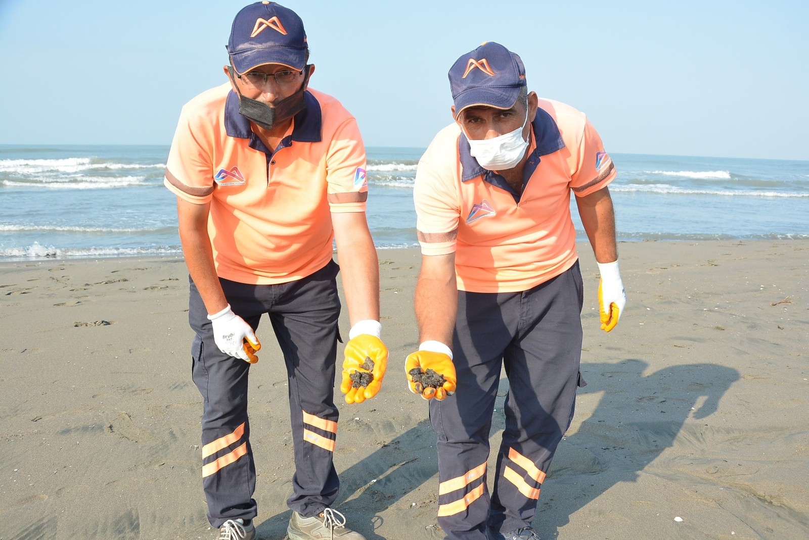 mersin sahillerinde suriye kaynakli petrol sizintisina karsi temizlik yapildi
