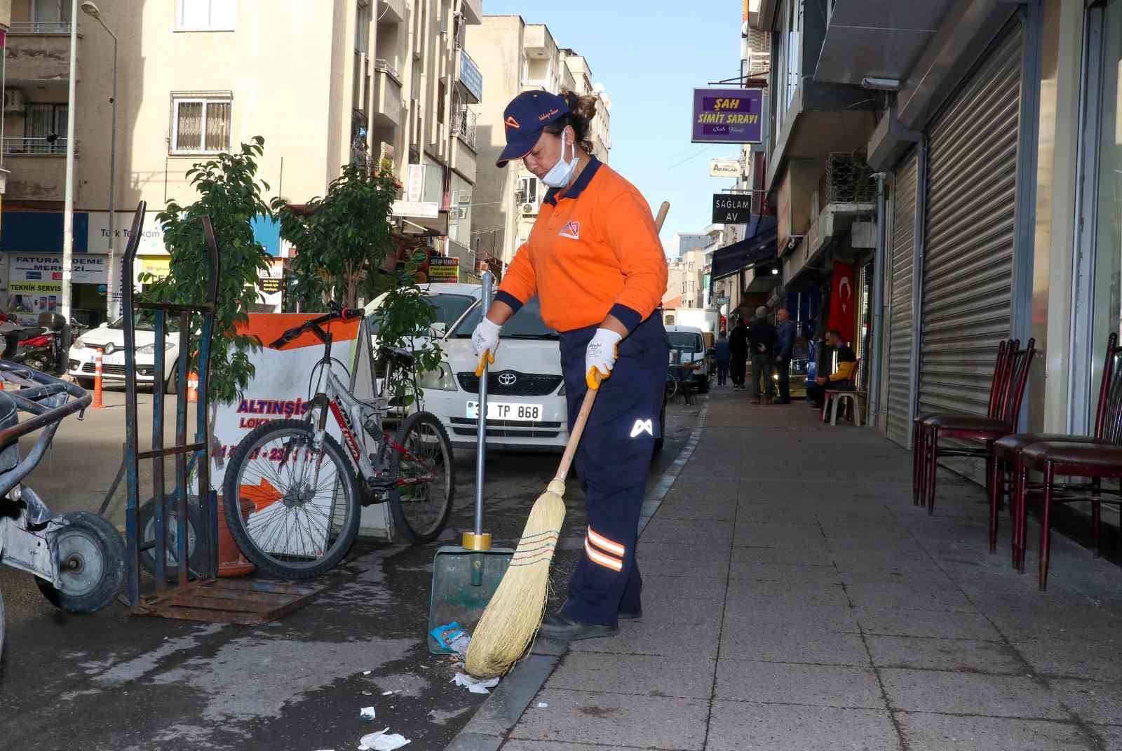 vatandaslar buyuksehir belediyesinin kadin temizlik personelinden memnun b6fb5fb