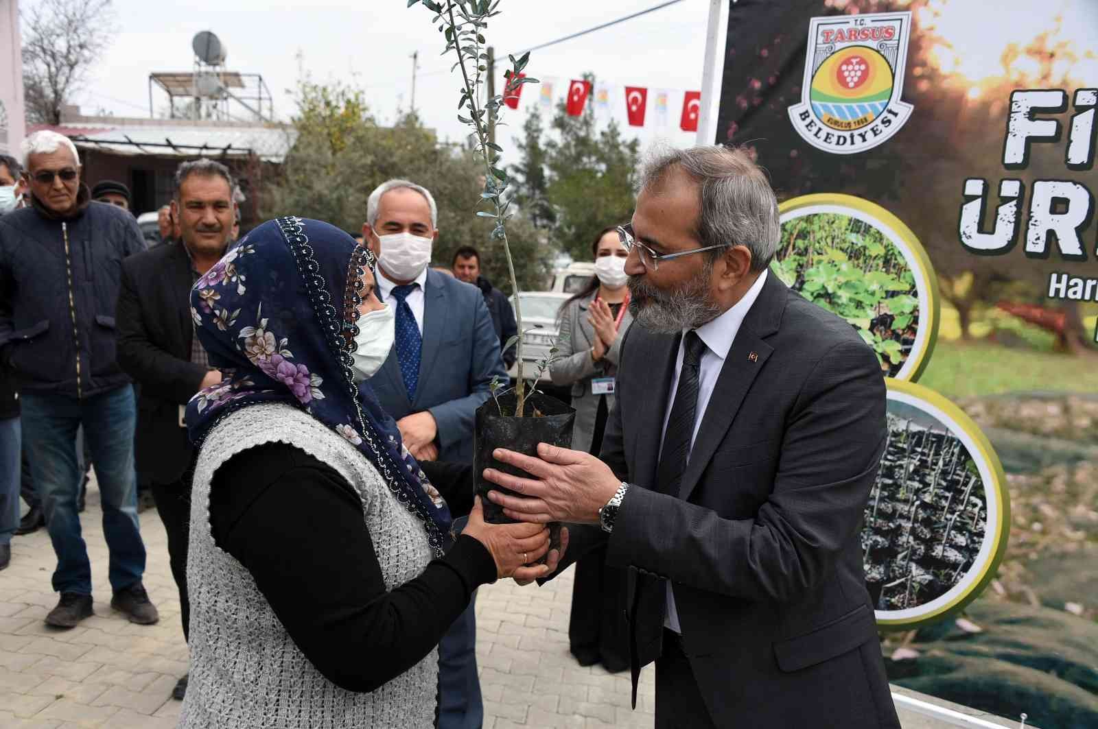 tarsus belediyesi 24 mahallede ureticilere ucretsiz fidan dagitti be24560